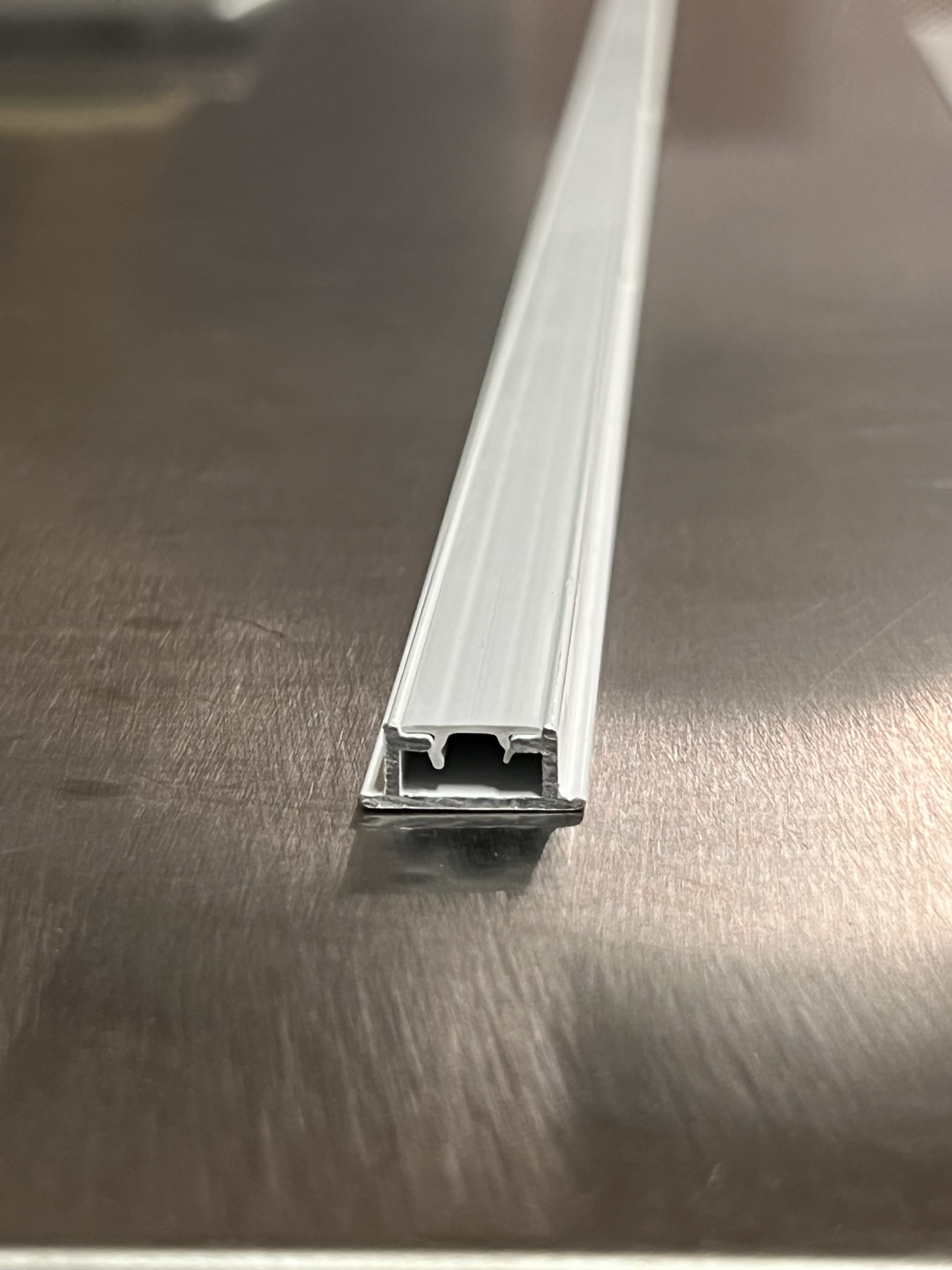 Vorhangschiene VS57 zum Eingipsen 6m weiss ungelocht einläufig